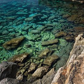 Kijkje door het water aan de kust van Menorca van Leontine van der Stouw