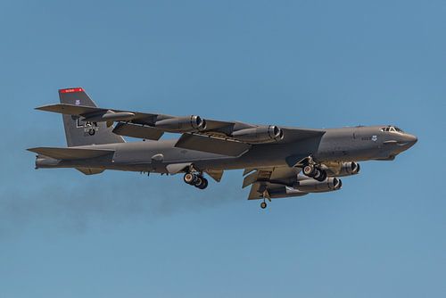 Un imposant Boeing B-52 Stratofortress décolle de la base aérienne de Barksdale pour effectuer un ce