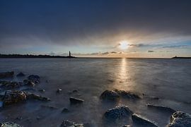 Meer gegen Felsen von Etienne Rijsdijk