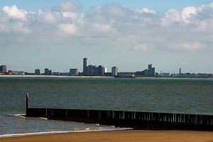 Flushing, Skyline mit Wasser, Himmel und Strand.