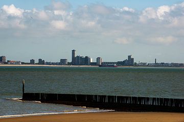 Flushing, ligne d'horizon avec l'eau, le ciel et la plage. sur Blond Beeld