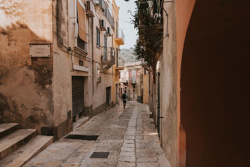 Wandelen door de oude straten van Ragusa, Sicilië Italië van Manon Visser
