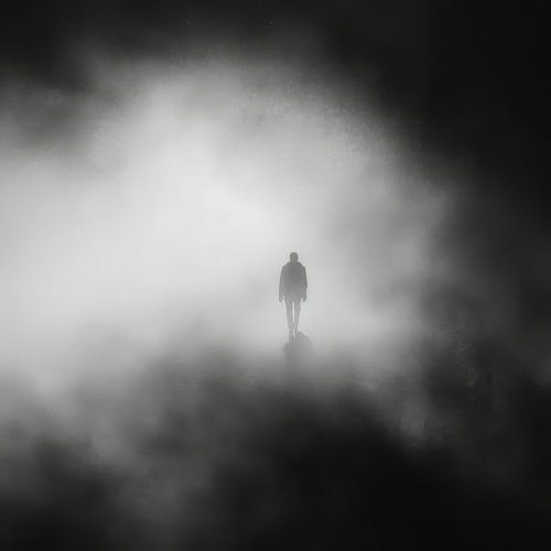 Einsamer Spaziergang im Nebel - Mystische Schwarzweiß-Fotografie
