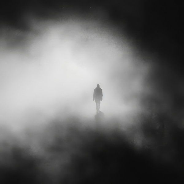 Promenade solitaire dans le brouillard - Photographie mystique en noir et blanc par Poster Art Shop