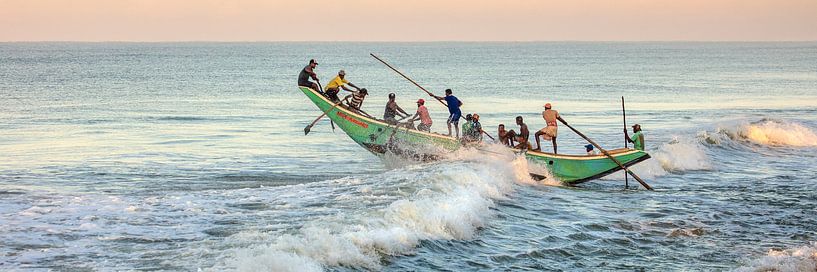 Vissers bij Waduwa, Sri Lanka van Frans Lemmens