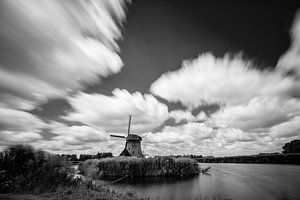 Oudhollandse molen tegen wolkendek in Z/W