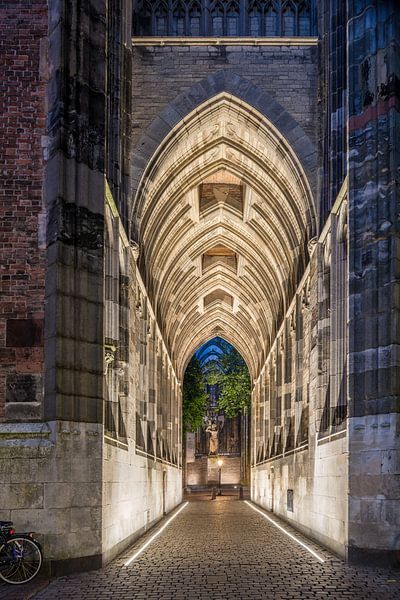De onderdoorgang van de Domtoren Utrecht. van John Verbruggen