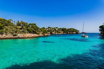 Idyllisch uitzicht op de baai van Cala Ferrera, Mallorca Spanje, Middellandse Zee