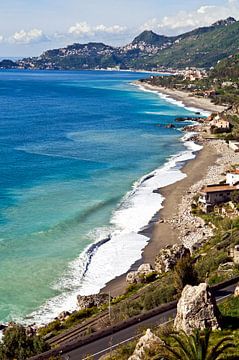 Paradijselijke baai van Taormina op Sicilië van Silva Wischeropp