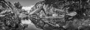 Bootshaus am See in Berchtesgaden in schwarzweiss.