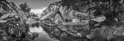 Boothuis op het meer in Berchtesgaden in zwart-wit.