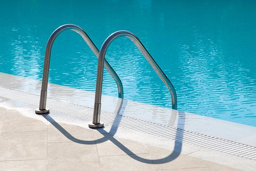 Metallstufen zum Einstieg in den Pool