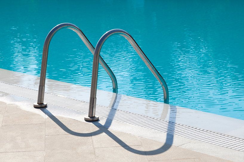 Metallstufen zum Einstieg in den Pool von Frans Rombout