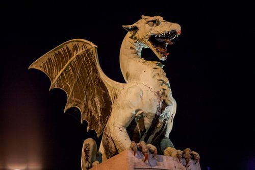 Draak op de drakenbrug in centrum Lubliana, Slovenie, in het donker