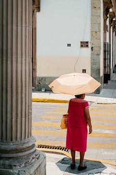 Mexicaanse vrouw met gele paraplu. van Frank Aardema