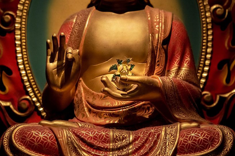 Kunstwerk eines chinesischen Buddhas in einem chinesischen Tempel in Singapur. von Jeroen Langeveld, MrLangeveldPhoto
