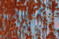 roestige metalen plaat met schilferige blauwe verf, abstracte achtergrondtextuur van Maren Winter thumbnail