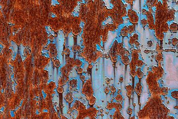 roestige metalen plaat met schilferige blauwe verf, abstracte achtergrondtextuur van Maren Winter