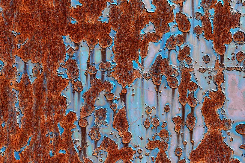 roestige metalen plaat met schilferige blauwe verf, abstracte achtergrondtextuur van Maren Winter