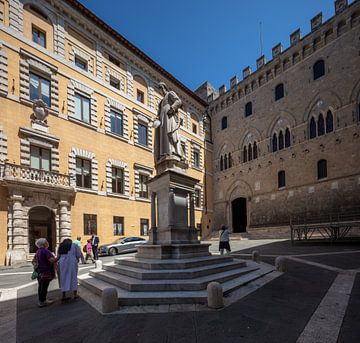 Oude paleizen op Piazza Salimbeni  in centrum van Siena, Italië van Joost Adriaanse