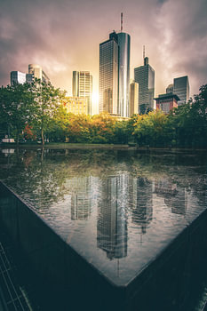 Spiegelung der Frankfurter Skyline auf einer Wasserfläche