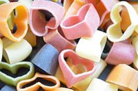 Gekleurde hartjesvormige pasta