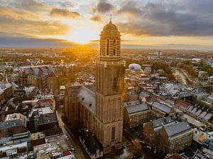 Zwolle Peperbus Kirchturm während eines kalten Wintersonnenaufgangs