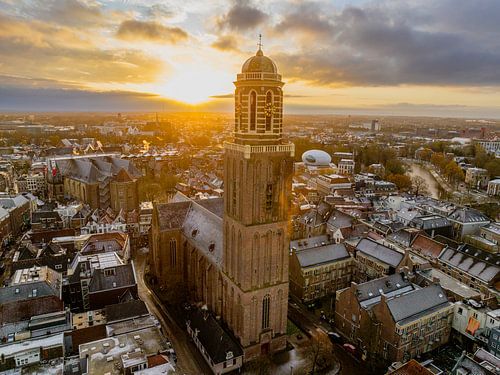 Tour de l'église Peperbus de Zwolle lors d'un lever de soleil hivernal froid