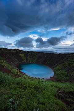 Islande - Lac de cratère Kerid à l'heure bleue, reflétant les nuages sur adventure-photos