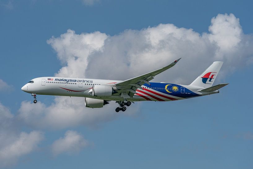 Mooie Airbus A-350-900 van Malaysia Airlines in de landing opLonden Heathrow Airport! van Jaap van den Berg