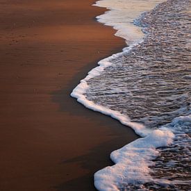 strand en zee komen samen van Pim Leijen