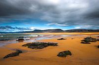 Raudisandur het eindeloze rode strand in de west fjorden