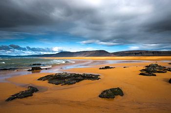 Raudisandur la plage rouge sans fin dans les fjords occidentaux