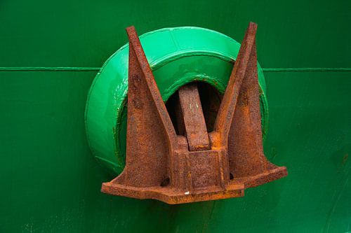 Anker op de boeg van een schip in de vissershaven.