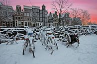 Winter in Amsterdam bij zonsondergang van Eye on You thumbnail