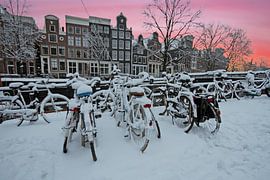 Winter in Amsterdam bij zonsondergang von Eye on You