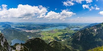 Panorama vom Säuling, 2047m, auf die Seenlandschaft bei Füssen von Walter G. Allgöwer