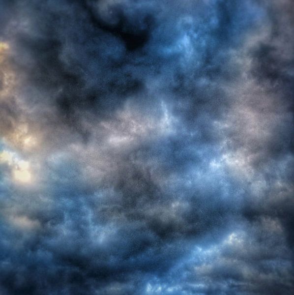 Donkere wolken en blauwe hemel von Kuba Bartyński