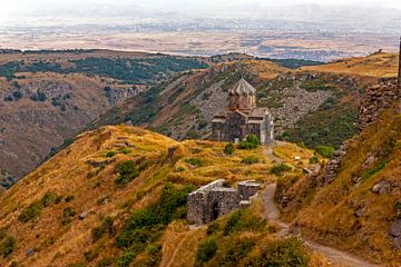 Amberd est un complexe de forteresses avec une église construite sur les flancs de la montagne. sur Mikhail Pogosov