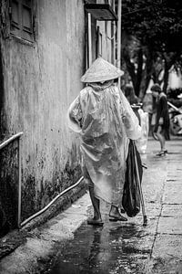 Oude dame in Vietnam zwart wit