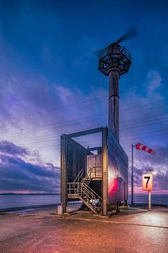 Pier met radar mast en windvaan bij zonsondergang, Antwerpen van Tony Vingerhoets