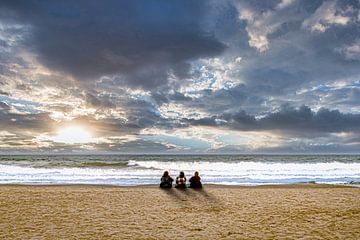 Drie vrouwen op het strand met wolken en zonsondergang van Dieter Walther