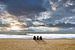 Drei Frauen am Strand bei Bewölkung und Sonnenuntergang von Dieter Walther