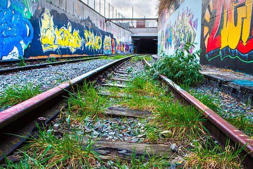 Verlaten metrolijn met Graffiti