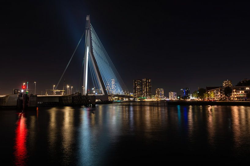 Erasmusbrug Rotterdam bij Nacht. van Brian Morgan