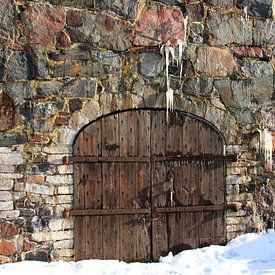 Old door with rocks van Hélena Schra