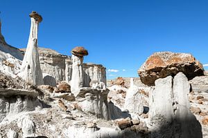 Wahweap-Hoodoos, weiße Pfähle in einer surrealen Landschaft