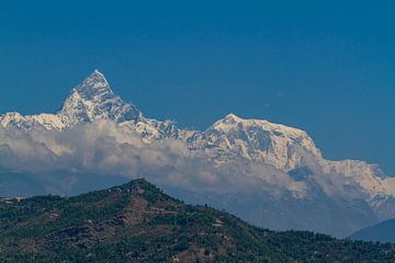 De Annapurna bij Pokhara in Nepal van Roland Brack