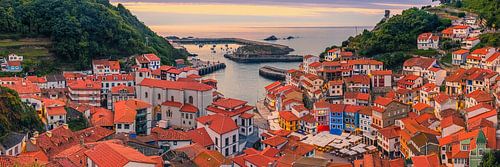 Panorama et coucher de soleil à Cudillero, Asturies, Espagne