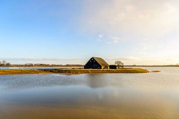 Ancienne grange dans un polder néerlandais inondé